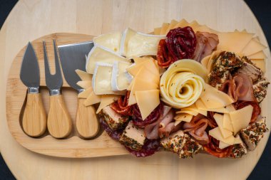 Tahta şarküteri peyniri bayram tatili fikri. Akşam yemeği için başlangıç tabağı ve şarap. İtalyan aperatifleri ya da gurme yemeklerle hazırlanmış antipasto. Açık büfe parti konsepti