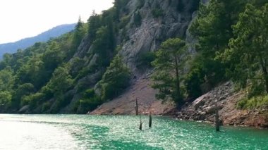 Yeşil kanyon Antalya Türkiye 'de turkuaz su dağı tepeleri ve yeşil ormanlarla panoramik manzara. Doğal güzellik turistik tatil beldesini gösteriyor. Tatil kavramı yavaşlıyor. 