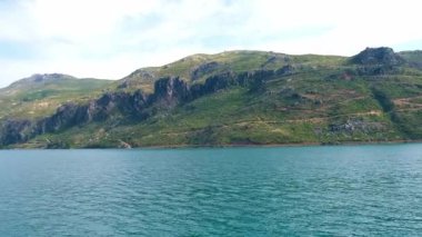 Yeşil kanyon Antalya Türkiye 'de turkuaz su dağı tepeleri ve yeşil ormanlarla panoramik manzara. Doğal güzellik turistik tatil beldesini gösteriyor. Tatil kavramı yavaşlıyor. 