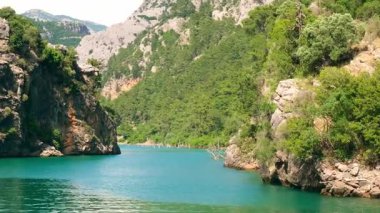 Yeşil kanyon Antalya Türkiye 'de turkuaz su dağı tepeleri ve yeşil ormanlarla panoramik manzara. Doğal güzellik turistik tatil beldesini gösteriyor. Tatil kavramı yavaşlıyor. 