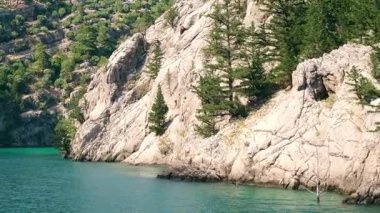 Yeşil kanyon Antalya Türkiye 'de turkuaz su dağı tepeleri ve yeşil ormanlarla panoramik manzara. Doğal güzellik turistik tatil beldesini gösteriyor. Tatil kavramı yavaşlıyor. 