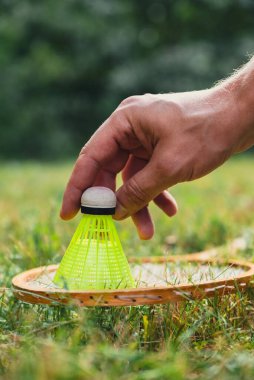Tahta badminton raketleri ve mekik horozları yumuşak odaklanma konsepti. Uzay yaz aktivitelerini kopyala. Konaklama boş zamanı