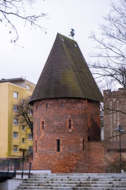 Polonya 'nın Slupsk şehrinin tarihi duvarındaki yuvarlak kule. Cadılar Kulesi, Slupsk 'ta Baszta Çarşısı. Polonya manzarası. Eski hapishane. Seyahat güzergahı. Turist eğlencesi 