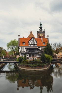 Gdansk Polonya 'daki eski kasabanın eski mimarisi. Şehir merkezinin güzel ve renkli eski evleri. Seyahat güzergahı. Turist eğlencesi