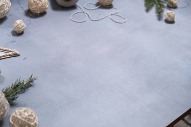 Noel hediyesi olarak el işi Noel hediyesi yaratma hikâyesi. Dokunarak yapılan bir aktivite. Yaratıcı kendi yarattığım hediyelerin ana sınıfı gelişimi. Mevsimlik ev hayatı mikro an hobisi