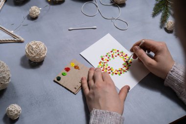 Noel hediyesi olarak el işi Noel hediyesi yaratma çelengi. Dokunarak yapılan bir aktivite. Yaratıcı kendi yarattığım hediyelerin ana sınıfı gelişimi. Mevsimlik ev hayatı mikro bir an