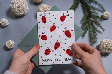 Ren geyiği parmak izi Noel hediyesi fikri. Kartpostal ile çevre dostu dekorasyonu kendin yap. El yapımı hediyeler çocuklar için kötü projeler. Tatil aile zamanı. Yaratıcı etkinlik