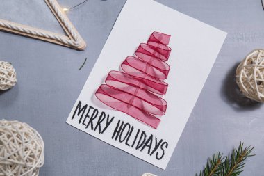 Noel ağacı kurdelesi Sürdürülebilir Noel hazırlığı. El yapımı tebrik kartları yapma süreci. Çocuklar için adım adım etkinlik. Ayrıcalıklı ve sorumluluk sahibi bir tatil hobisi.