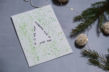 Noel ağacı sürdürülebilir Noel hazırlığı. El yapımı tebrik kartları yapma süreci. Çocuklar için adım adım etkinlik. Özel ve sorumluluk sahibi bir tatil hobisi. Bilinçli.