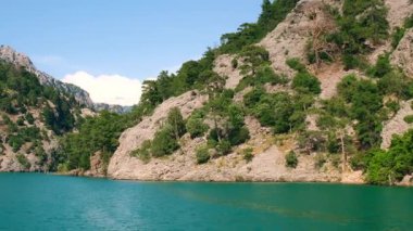 Yeşil kanyon Antalya Türkiye 'de turkuaz su dağı tepeleri ve yeşil ormanlarla panoramik manzara. Doğal güzellik turistik tatil beldesini gösteriyor. Tatil kavramı yavaşlıyor. 
