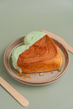 Üstü Matcha Green Tea aromalı Ganache soslu taze kruvasan. Eşsiz kalp şekilli fırın. Puf böreği, bayram aşkı hediyesi Sevgililer Günü hediyesi. Boşluğu kopyala 