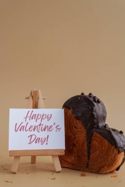 Sevgililer Günü 'nüz kutlu olsun. Kutlama kartındaki altyazı. Lezzetli ve canlı kalp şeklinde kruvasan. Uzayı kopyala Gıda deneyi