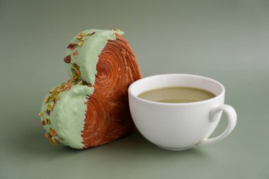 Matcha Green Tea aromalı Ganache ile kapuçino, latte, enfes taze kruvasan için. Eşsiz kalp şekilli fırın. Puf puf böreği bayram aşkı hediyesi hediye fikri Sevgililer Günü