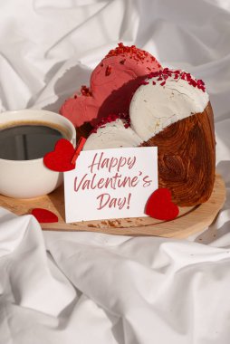 VALENTINES GÜNÜ İfade kağıdından tebrik kartı sabah kahvaltısı ahşap tepside hediye olarak sunulan tatil kutlaması fikri kalp şeklinde kruvasan. Puf böreği Yeni moda tatlı tatlı