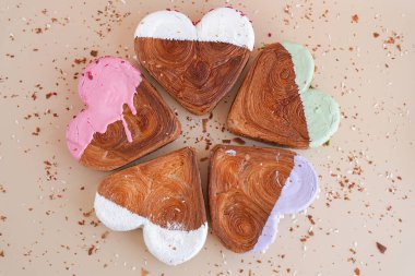 Sevgililer Günü 'nde renkli Ganache aromalı taze kruvasanlardan oluşan düz bir tebrik kartı vardı. Eşsiz kalp şekilli fırın. Puf böreği, bayram aşkı hediyesi hediye fikri. Anlaşıldı.
