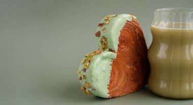 Lezzetli ve canlı kalp şeklinde kruvasan iksiriyle besin zengini kibrit içeceği. Renkli kremalı fındık dolu. Şablon kopyalama alanı oluşturun. Gıda deneyleri viral