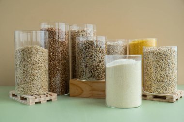 Çiğ tahıl lapası ile yenilenebilir cam kavanoz. Çevre dostu yaşam biçimini kopyala. Yeniden kullanılabilir konteynır dolduruluyor. Hecelenen tahıl türü. Yüksek proteinli lif zengini vejetaryen besin