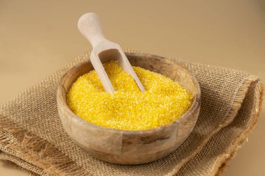 Bej renksiz arka planda mısır lapası. Tam hecelenmiş tahıl türü. Yüksek proteinli lif zengini vejetaryen gıda bileşeni. Glütensiz süper yiyecekler sağlıklı beslenme alternatifleri 