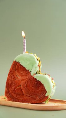 Matcha Green Tea aromalı Ganache 'li leziz taze kruvasan. Eşsiz kalp şekilli fırın. Puf puf böreği bayram aşkı hediyesi hediye fikri