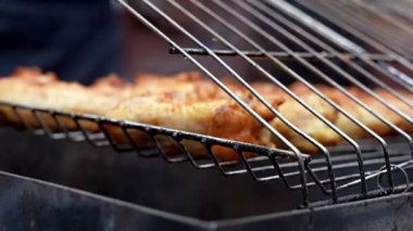 Barbekü pikniği zamanı kızarmış tavuk budu ve ızgarada kanat. Dışarıda ızgara ızgara ızgara ızgara ızgara lezzetli ızgara tavuk bifteği dumanlı ve yazın arka bahçede sulu et.