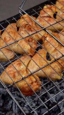 Barbeküde ızgara ızgarada kızarmış tavuk. Baharat taze ızgara tavuk kanatlarına dökülüyor. Yaz partisi yemekleri. Barbekü Sulu ızgara ızgarada kızarmış tavuk budu. 