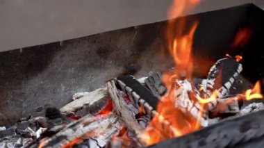 Boş ızgara alevleri ve kıvılcımları yavaş çekimde yakın çekim yapın. Açık havada yemek pişirme kavramı. Izgara füme yemek. 
