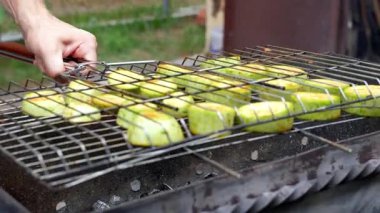 Doğranmış kabak ve ateşte kızartılmış havuç aroma otları ve baharatlarla tatlandırılmış. Izgara ızgara ızgara ızgara taze sebzeler. Diyet vegan bbq. Arka bahçede açık hava eğlencesi 
