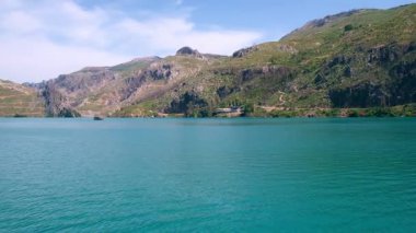 Yeşil kanyon Antalya Türkiye 'de turkuaz su dağı tepeleri ve yeşil ormanlarla panoramik manzara. Doğal güzellik turistik tatil beldesini gösteriyor. Tatil kavramı yavaşlıyor. 