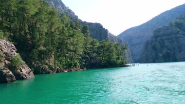 Yeşil kanyon Antalya Türkiye 'de turkuaz su dağı tepeleri ve yeşil ormanlarla panoramik manzara. Doğal güzellik turistik tatil beldesini gösteriyor. Tatil kavramı yavaşlıyor. 