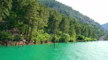 Yeşil kanyon Antalya Türkiye 'de turkuaz su dağı tepeleri ve yeşil ormanlarla panoramik manzara. Doğal güzellik turistik tatil beldesini gösteriyor. Tatil kavramı yavaşlıyor. 