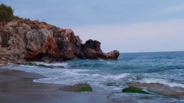 Gün batımında Antalya Türkiye 'de deniz kıyısına vuran dalgalar. Deniz seyahati turizmi konsepti. Sükunet ve yavaşlama 