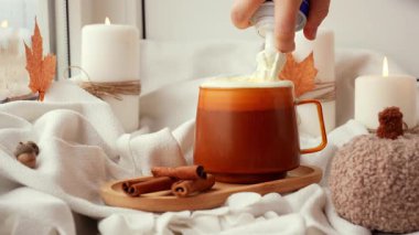 Krem şanti, balkabağı, baharatlı latte ve sabah kahvesi ekliyorum. Cadılar Bayramı için sonbahar içkileri Şükran Günü Tatil içeceği Sonbahar baharatlı tarçın aromalı sıcak mevsimlik sıcak içecekler