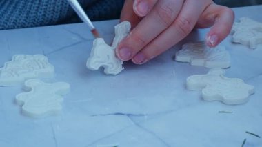 Çocuklar kuru kil faaliyeti el işi Noel geyiği fikrini yayarlar. DIY işlemleri adım adım. Noel ağacı süslemesi için hazırlanıyorum. Modern organik tasarım minimalist plastiksiz