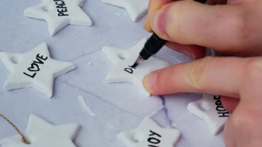 Master sınıfı DREAM yazıyor. Tanınmayan sanatçı Noel ağacı dekoru için kuru kil el sanatları yapıyor. Dekorasyon hediyesi fikri el yapımı çocuklar için. Adım adım talimat
