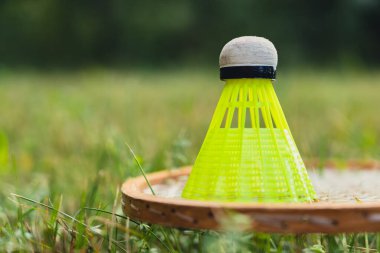 Tahta badminton raketleri ve mekik horozları yumuşak odaklanma konsepti. Uzay yaz aktivitelerini kopyala. Konaklama boş zamanı