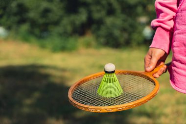 Tahta badminton raketleri ve oyuncak horozlarla oynayan tanınmayan bir kadın. Uzay yaz aktivitelerini kopyala. Konaklama boş zamanı