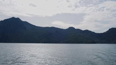 Yeşil kanyon Antalya Türkiye 'de turkuaz su dağı tepeleri ve yeşil ormanlarla panoramik manzara. Doğal güzellik turistik tatil beldesini gösteriyor. Tatil kavramı yavaşlıyor. 