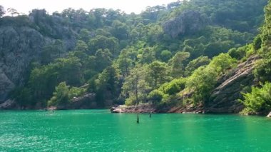 Yeşil kanyon Antalya Türkiye 'de turkuaz su dağı tepeleri ve yeşil ormanlarla panoramik manzara. Doğal güzellik turistik tatil beldesini gösteriyor. Tatil kavramı yavaşlıyor. 
