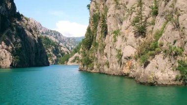 Yeşil kanyon Antalya Türkiye 'de turkuaz su dağı tepeleri ve yeşil ormanlarla panoramik manzara. Doğal güzellik turistik tatil beldesini gösteriyor. Tatil kavramı yavaşlıyor. 