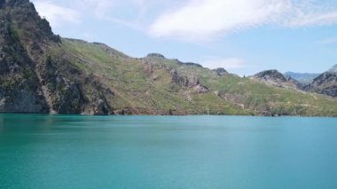 Yeşil kanyon Antalya Türkiye 'de turkuaz su dağı tepeleri ve yeşil ormanlarla panoramik manzara. Doğal güzellik turistik tatil beldesini gösteriyor. Tatil kavramı yavaşlıyor. 