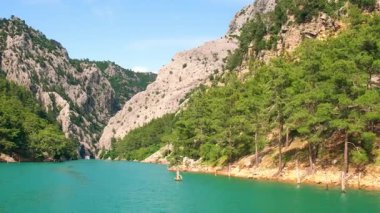 Yeşil kanyon Antalya Türkiye 'de turkuaz su dağı tepeleri ve yeşil ormanlarla panoramik manzara. Doğal güzellik turistik tatil beldesini gösteriyor. Tatil kavramı yavaşlıyor. 