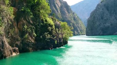 Yeşil kanyon Antalya Türkiye 'de turkuaz su dağı tepeleri ve yeşil ormanlarla panoramik manzara. Doğal güzellik turistik tatil beldesini gösteriyor. Tatil kavramı yavaşlıyor. 