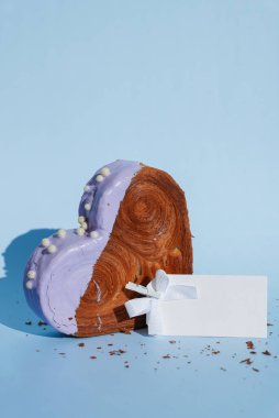 Renkli Ganache aromalı enfes taze kruvasan içeren örnek model tebrik kartı. Eşsiz kalp şekilli fırın. Puf böreği, bayram aşkı hediyesi Sevgililer Günü hediyesi. Anlaşıldı.