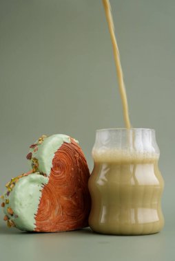 Lezzetli ve canlı kalp şeklinde kruvasan iksiriyle besin zengini kibrit içeceği. Renkli kremalı fındık dolu. Şablon kopyalama alanı oluşturun. Gıda deneyleri viral