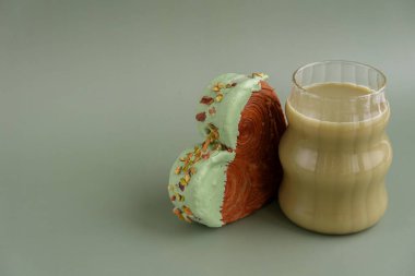 Matcha Green Tea aromalı Ganache ile kapuçino, latte, enfes taze kruvasan için. Eşsiz kalp şekilli fırın. Puf puf böreği bayram aşkı hediyesi hediye fikri Sevgililer Günü
