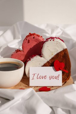 Not kağıdına sabah kahvaltısı Sevgililer Günü kahvaltısı renkli Ganache aromalı taze kruvasanlarla enfes taze kruvasanları seviyorum. Eşsiz kalp şekli