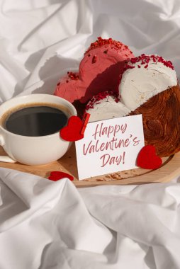 Sevgililer Günü 'nüz kutlu olsun. Kutlama kartında, kırışık yatak döşeğinde kahvaltınız ve kruvasan kekiniz var. Gıda deneyleri viral tatlı yaratıcı pişirme eğilimi