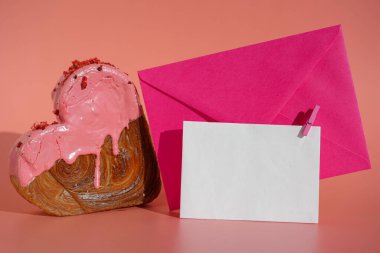 Renkli Ganache aromalı taze kruvasan dolu boş bir örnek kâğıt tebrik kartı. Eşsiz kalp şekilli fırın. Puf puf böreği bayram aşkı hediyesi hediye fikri Sevgililer Günü