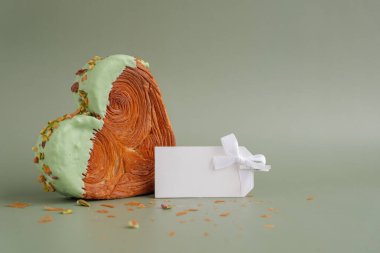 Lezzetli ve canlı kalp şeklinde hamur işi kruvasan. Renkli fındık şekeriyle kaplanmış. Şablon fotokopi kağıdı notunu hazırla. Gıda deneyleri viral tatlı yaratıcı