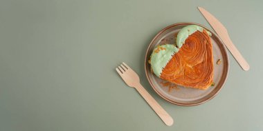 Üstü Matcha Green Tea aromalı Ganache soslu taze kruvasan. Eşsiz kalp şekilli fırın. Puf böreği, bayram aşkı hediyesi Sevgililer Günü hediyesi. Boşluğu kopyala 